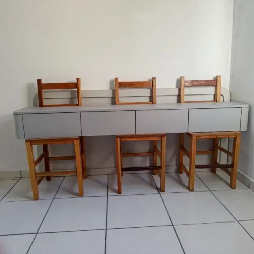 Aparador moderno cinza beton com 4 gavetas e canto curvo