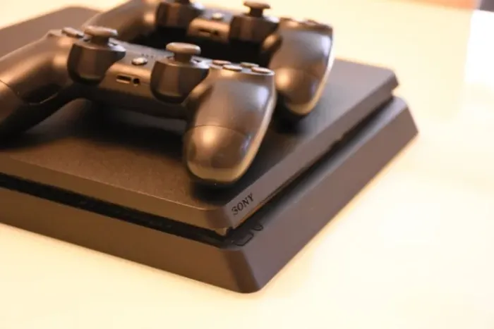 PS4 Slim 1T + 2 Controles