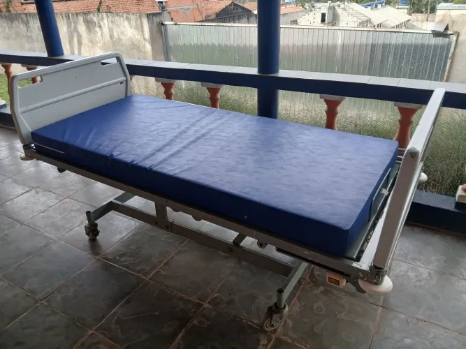 Cama Hospitalar, tudo funcionando. Acompanha colchão.