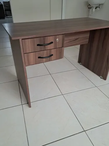 Mesa de escritório com 2 gavetas e chave