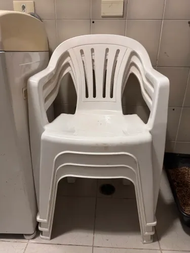 03 Cadeira de plástico branca