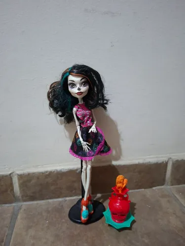 Monster High Skelita Art Class
