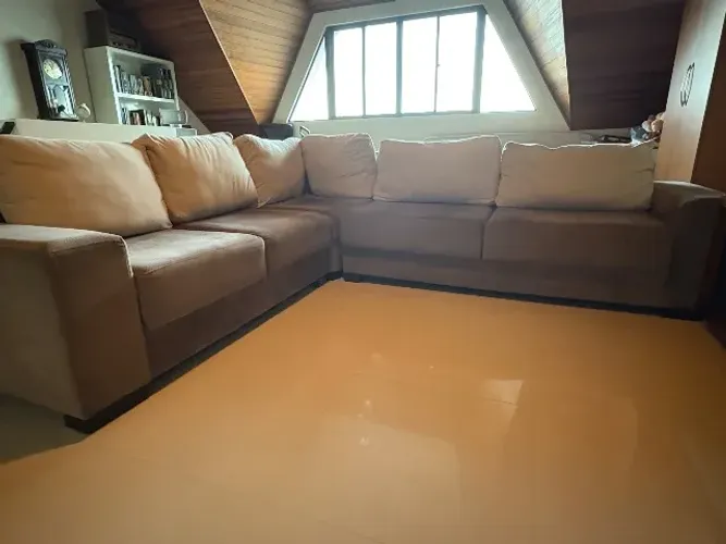 Sofá de canto com almofadas 