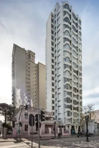 Apartamento Monumental em Prédio Ícone da Arquitetura de Curitiba!