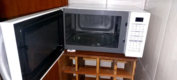 Micro-ondas LG 30 litros branco, em ótimo estado de conservação, pouquíssimo usado.