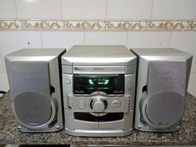 Som antigo Philco - CD, Rádio, Tape e entrada Aux. Funciona perfeitamente.