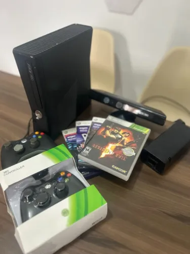 XBOX 360 com 2 controles, kinect e jogos