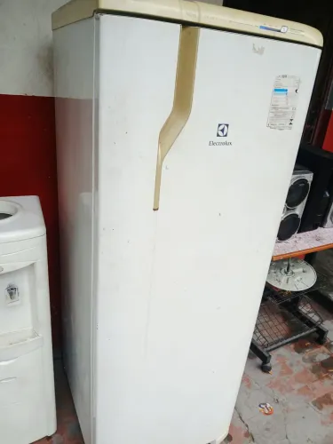 Geladeira Frost Free Usada perfeita gelando muito so não pdems Entreg Aceit Cart. Parcelo