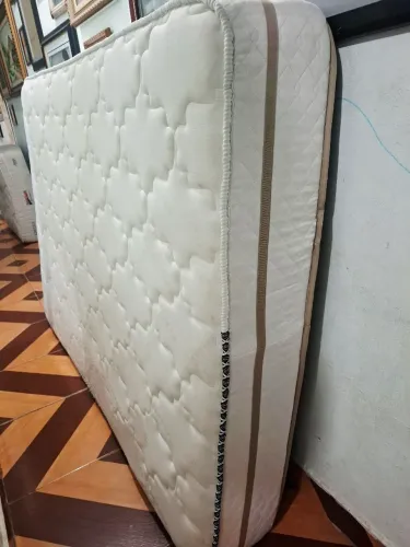 colchão de casal padrão ele é de espuma já está higienizado aceito pix ou dinheiro 