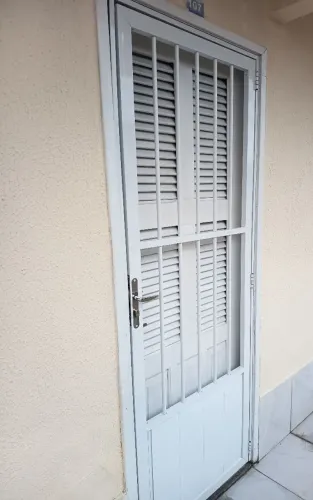 Grande de alumínio para porta 