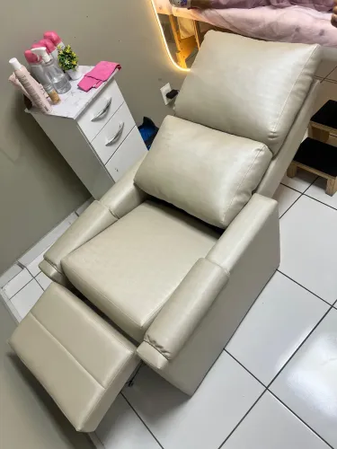 Poltrona reclinável tecido corino bege