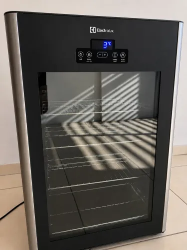 Cervejeira Electrolux BEER1 100L 127V - Excelente Estado | Gela Muito Bem