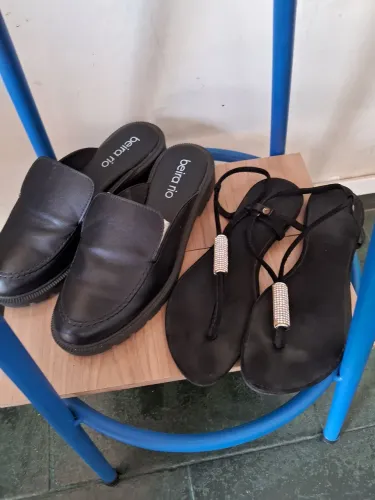 SAPATO MULLE E RASTEIRINHA COM DETALHES EM STRAS AMBOS NA COR PRETA 