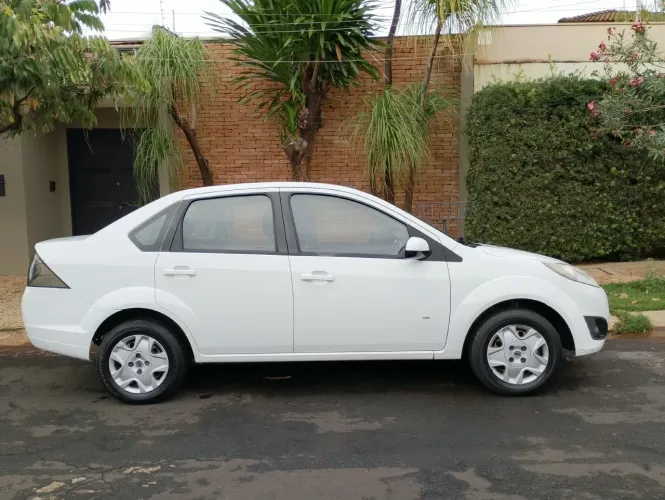 Ford Fiesta Sedan SE 1.6 8V Flex 4P 2014
