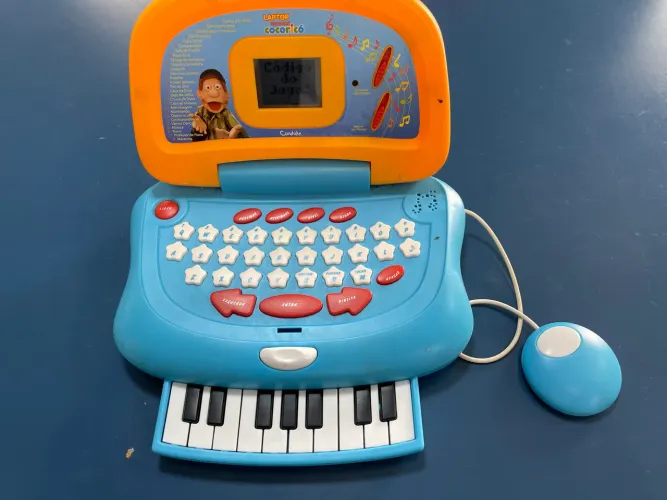Laptop musical Cocoricó com teclado de piano.