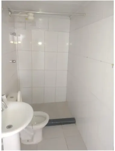 Alugo casa 1º andar de 2/4 sendo 1 suíte otima localização.