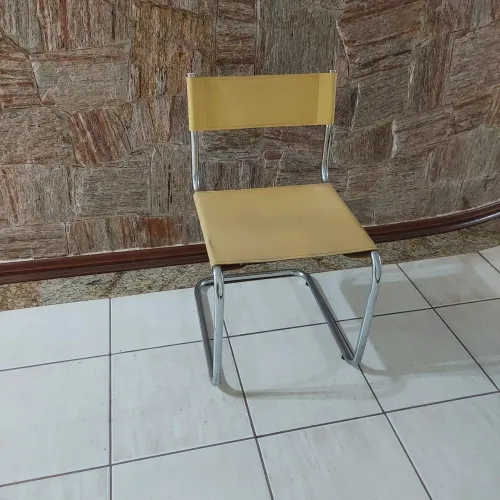 Cadeira em aço inox e couro