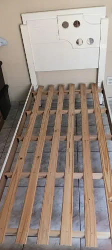 Vende-se uma cama de solteiro com colchão