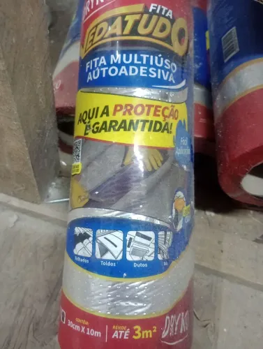 Cinto de segurança, fita veda tudo e uma bota 40