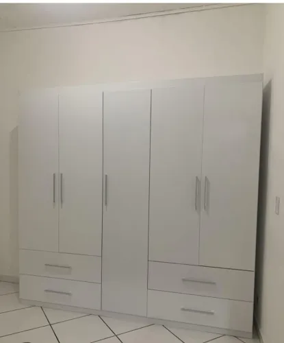 Vendo guarda-roupa branco 5 portas, 4 gavetas.