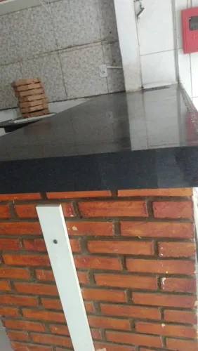 2 pedras de mármore + 1 uma placa de vidro