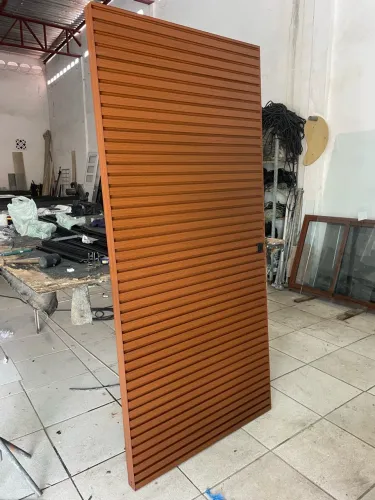 Porta em esquadria de alumínio lambri ripado duplo 