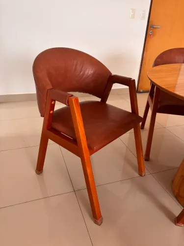 Vendo 04 cadeiras de madeira maciça em couro legítimo 