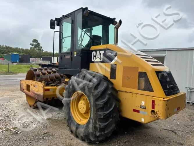 ROLO COMPACTADOR CATERPILLAR 533E ANO 2012 PÉ DE CARNEIRO