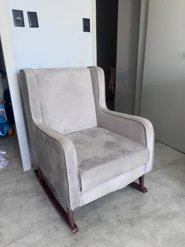 Poltrona de amamentação cinza suede 