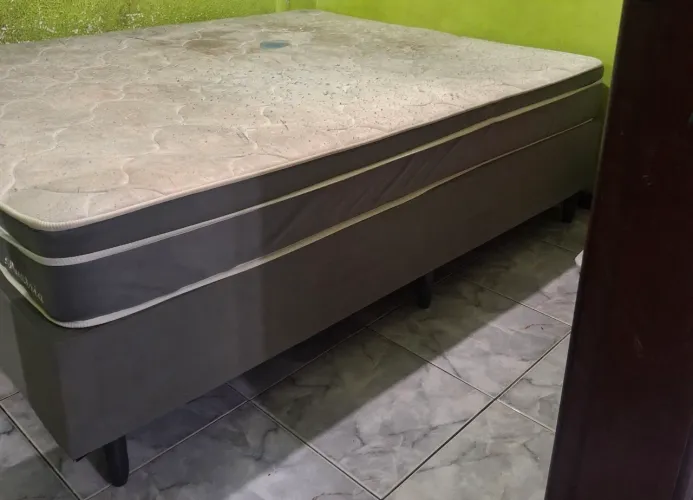 Cama Queen Semi Nova