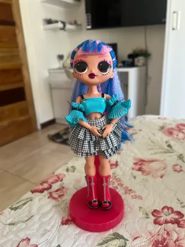 boneca autêntica é a L.O.L. Surprise! OMG Queens Prism. 