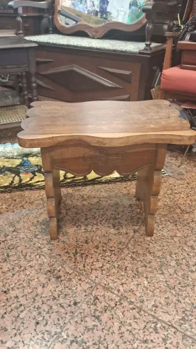 pequeno banquinho de madeira com o tampo e a base detalhadamente medidas 50x40x30