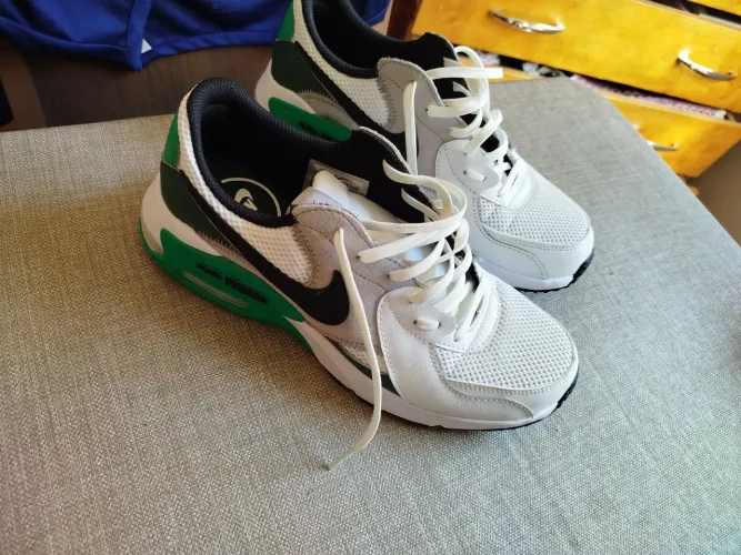 Tênis air Max tamanho 39 usado uma vez, como não sérvio estou vendendo. 