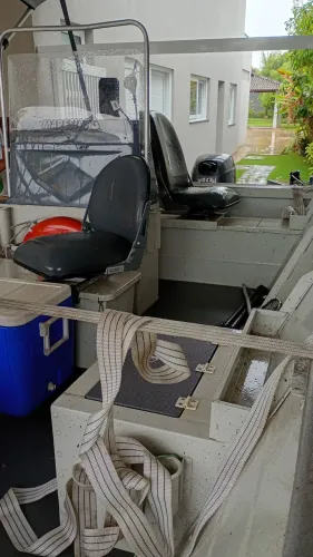 Lancha tipo lambari para pesca 