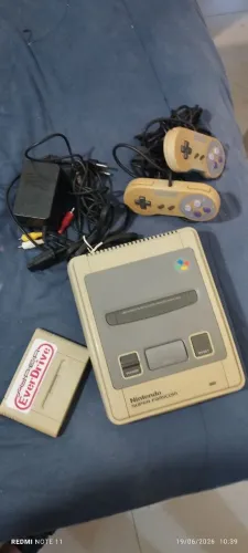 Super Famicom (super Nintendo) com cartucho everdrive