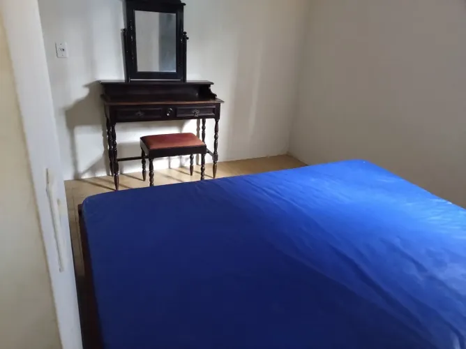 Aluga-se kitnet mobiliado para moça ou senhora, não fumante