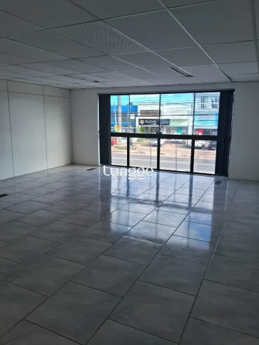 Excelente prédio comercial com aproximadamente 550 m², amplo pátio e excelente e