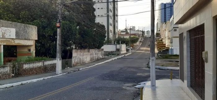 Vendo no bairro Tirol, este terreno com 860 metros quadrados. Próx. Av. Prudente de Morais