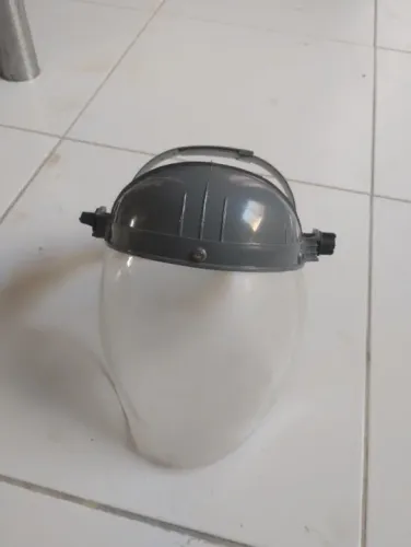 Máscara de proteção em acrílico