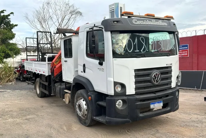 17.230 CRM 4x2 4p  munck de 12 toneladas e meia