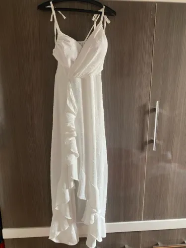 Vestido branco de renda para festa