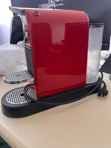 Vendo/Troco Cafeteira Nespresso Citiz Vermelha 220v