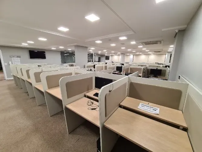 Baias retas para call center e atendimento