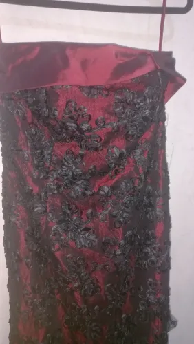 Vestido longo de festa vinho com detalhes de flores preta