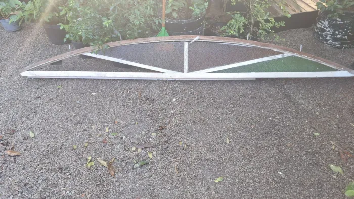 Janela de vidro antiga em arco