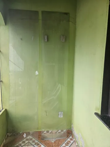 2 peças de Vidro Temperado com 2,43 metros de comprimento e 51 cm de largura. R$ 300