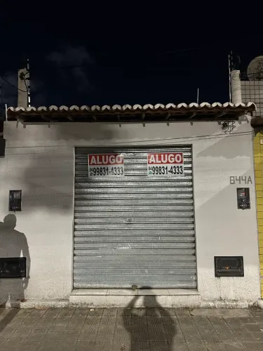 Alugo prédio comercial no alecrim vizinho a parada de ônibus (Com banheiro)