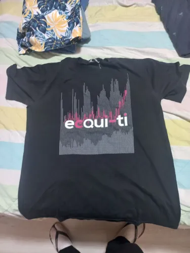 Camiseta Preta com Design Gráfico "Equiti"