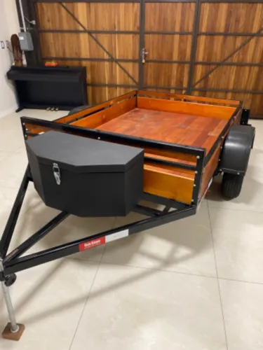 Reboque completo, seminovo, com baú