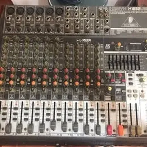 Mesa de Som Behringer Xenyx X1832USB